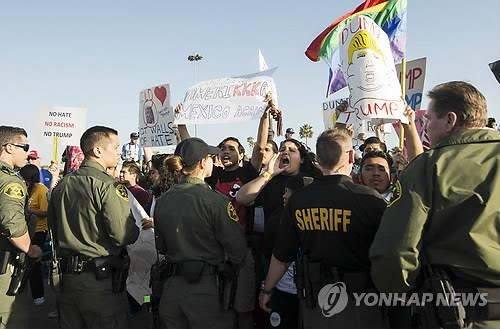 트럼프 유세장 이틀째 격렬 반대시위…트럼프 뒷문 입장 - 3