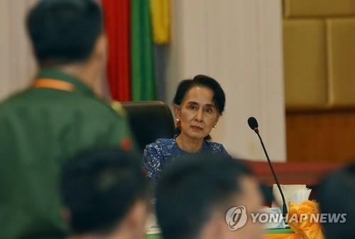 미얀마 문민정부 한달…깜짝 이벤트 연속·군부 불만은↑ - 2