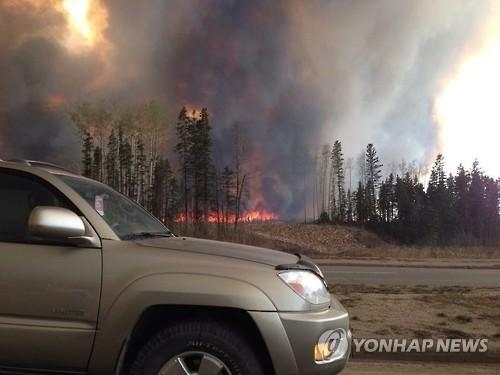 산불 재난 캐나다 산유도시 9만명 대피 '유령도시'로 - 2