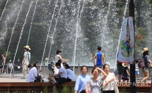 "여름이다"…해수욕장에, 계곡에, 나무그늘에 사람들 몰려 - 2