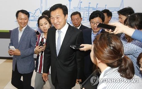 '돌아온' 孫, 일단 강진으로…향후 행보 질문엔 '묵묵'(종합) - 2