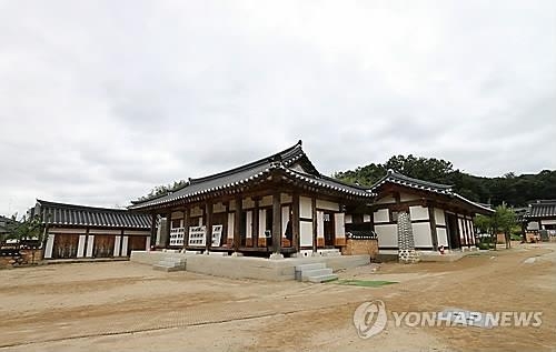 유채·청보리·억새 가득…옥천 육영수 생가 앞뜰 꽃단지 변신 - 2