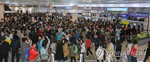 제주공항 활주로 포화…피서철 '공포의 지연출발' 우려 - 3