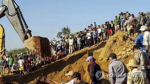 미얀마 옥광산의 '비극' 되풀이…흙더미 무너져 수십명 사상 - 2