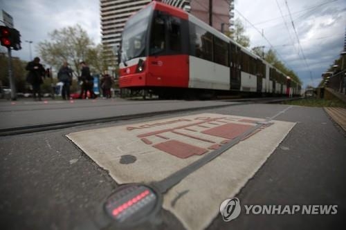 '길바닥에 신호등'…지구촌 '보행중 스마트폰' 안전대책 백태 - 2