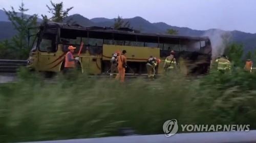중부내륙고속도로서 전세버스 불…승객·운전사 44명 전원 대피(종합) - 2