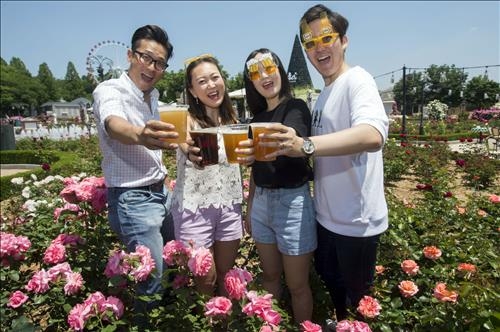 장미정원서 즐기는 수제맥주…에버랜드 '비어 페스트' - 2