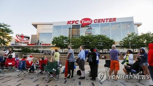 "복싱영웅 마지막길 함께…" 알리 장례식 입장권 위해 팬 몰려 - 4