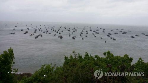 "동중국해 일본 어업도 중국 선단 싹쓸이 조업에 고사위기" - 3