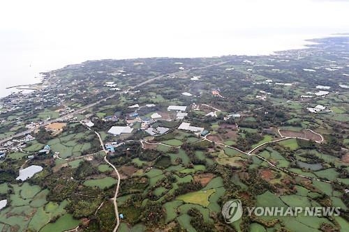 제주 제2공항 예정부지 내 묘지 2천200기…이장 '비상' - 2