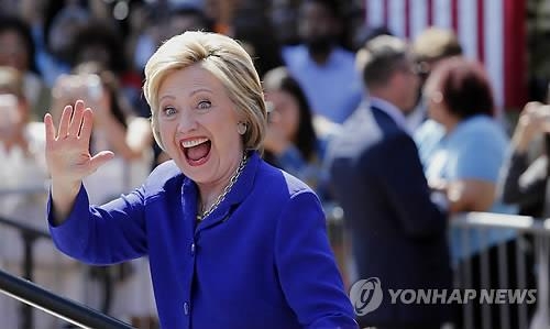 힐러리 "트럼프는 인종차별주의자" 대공세…약점 극복 노력도 - 2