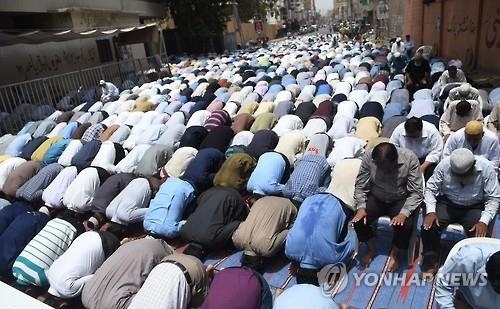 파키스탄 사원서 철제 차양 무너져 5명 사망·10여명 부상 - 2