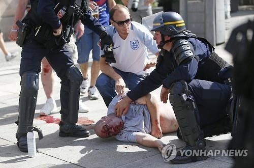 UEFA, '훌리건 난동' 영국·러시아에 경고…"재발 땐 탈락 조치" - 2