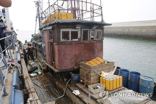 해경 태우고 북쪽으로 도주 中어선…두달간 불법조업(종합) - 3