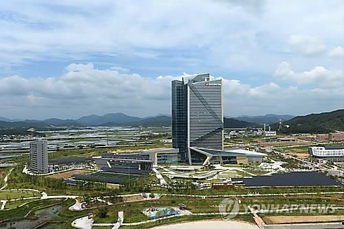 한전기술 간부 2명 용역업체 돈 받아…경찰 수사 - 2