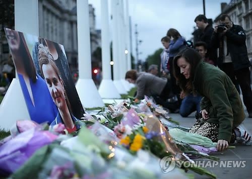 여성의원 피살 브렉시트 표심에 영향은…EU 잔류에 힘실리나 - 3