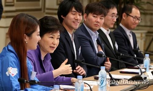 朴대통령, 복당 논란 침묵…관광산업 회의 주재(종합) - 2