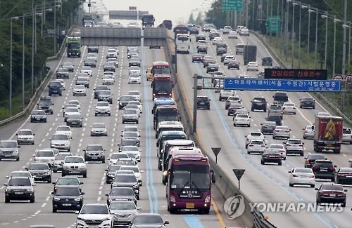 화창한 주말…고속도로 교통량 늘지만 대체로 원활할듯 - 2