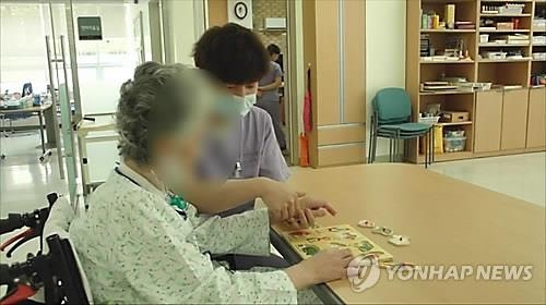 치매 환자 배우자, 우울감 '위험 수준' - 2