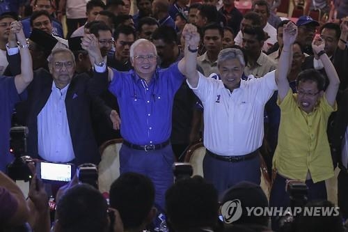 총리 비자금 의혹에도 말레이 여당, 보궐선거 압승 - 2