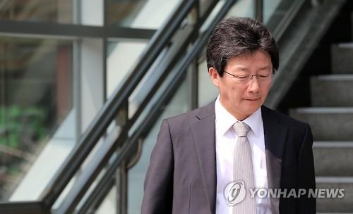 劉 복당에 '확전 자제' 與 친박계…전대까지 '발파 유보' - 3