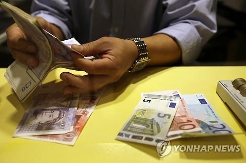 <브렉시트 투표> "파운드 폭락 두렵다" 영국 환전소에 장사진 - 3