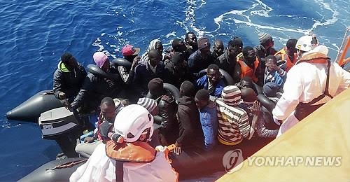 인터폴, 난민 밀입국 조직 적발…난민 1인당 2천만원 받기도 - 2