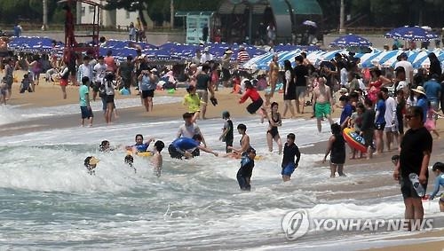 '덥다 더워' 전북 연일 무더위…미세먼지 '보통' - 2