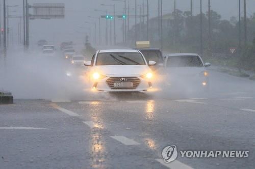 제주 호우주의보 해제…한때 시간당 20㎜ 장맛비 - 2