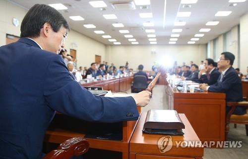 기재위 '추경 공방'…與 "신속처리" vs 野 "요건되나" - 3