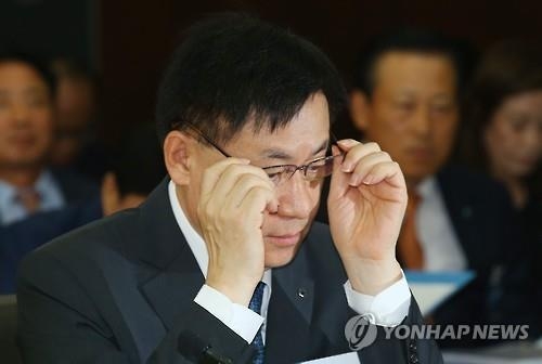 홍기택 'AIIB 휴직'에 여야 "국제적 웃음거리" 강력 질타 - 3