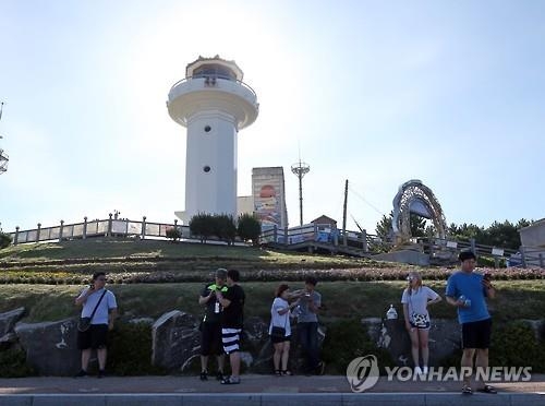 울산 간절곶서 피카츄 잡았다…'포켓몬 고' 열풍 - 2