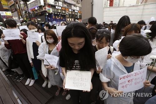 강남 살인사건 발생 70일…온라인은 아직 '남녀 전쟁' - 2