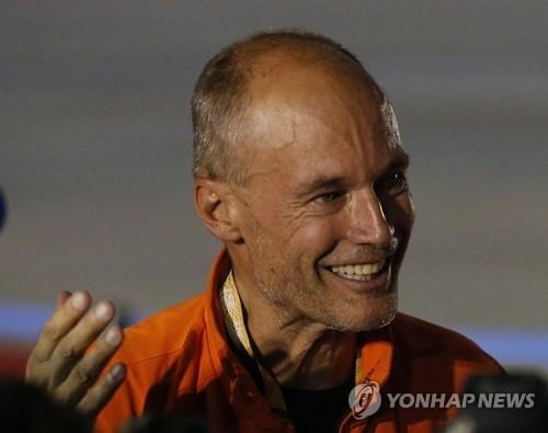 못말리는 탐험3대…성층권·해저 탐사 이어 태양광 지구일주 - 2