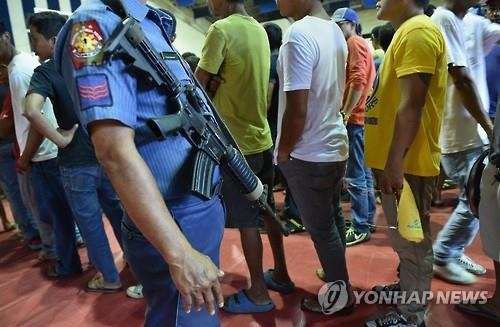 필리핀 두테르테 대통령 취임 한달새 마약범 300명 이상 사살 - 3