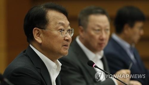유일호, 여야 원내대표단 연쇄 회동…추경안 신속처리 당부 - 2
