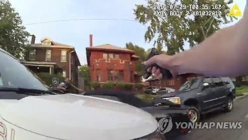 시카고경찰, 10대흑인 사살 영상 늑장 공개…결정적 순간은 없어(종합) - 2