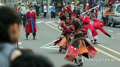 <연휴 N 여행> 영남권: "둥둥∼승전고를"…통영 한산대첩 재현 등 축제 한마당 - 2