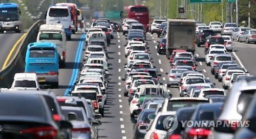 광복절 연휴 나들이객 몰려 주말 고속도로 혼잡할 듯 - 2