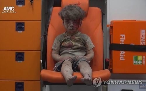 '알레포 소년'은 전쟁을 끝낼 수 있을까…"세계 정치인에 압박" - 2