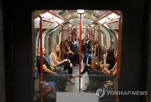 런던 지하철, 야간 서비스 개시…주말 24시간 운행 - 3