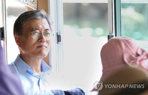 文, 울산 유적 방문…동행 지지자 "준비된 대통령 되겠다더라" - 2