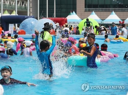 용인시청 물놀이장 폐장…한 달간 20만 명 이용 - 2