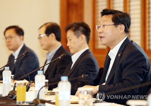 민관 간담회에 참석한 주형환