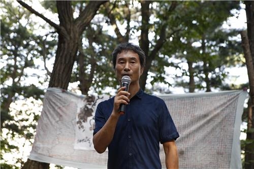 농부시인 류기봉 (남양주=연합뉴스) 최재훈 기자 = 3일 오후 경기도 남양주시 진접읍의 한 포도밭에서 열린 '제 19회 포도밭 예술제'에서 포도밭 주인이자 시인인 류기봉씨가 참가자에게 감사 인사를 전하고 있다.2016.9.3 jhch793@yna.co.kr(끝)
