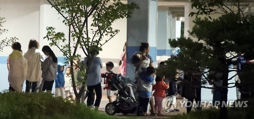 담요 두르고 놀란 아이들 엄마뒤에 숨고