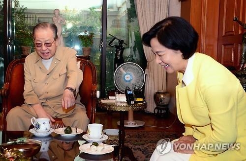 秋 예방받은 JP "민생의 귤나무 심는 희망 리더십 보여라" - 1