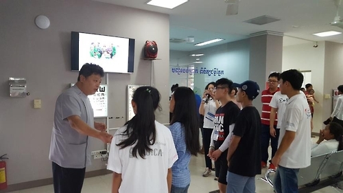 KOICA의 다문화 청소년 봉사단이 13일 캄보디아 프놈펜의 앙두엉 안과병원을 찾아 김주호 소장에게 설명을 듣고 있다.