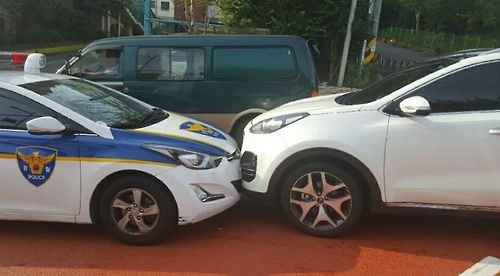 김씨가 도주를 시도하다가 경찰차를 들이받은 모습