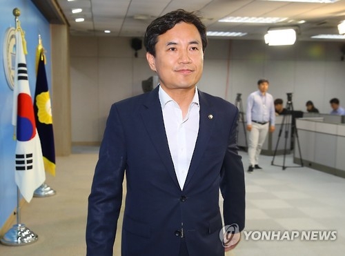김진태 "헌재 '늑장결정'으로 미제사건 적체" - 1